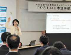 佐藤センター長(左)の講話を聞く署員ら