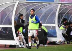 ウオームアップする宮城実来選手＝21日、福島県のＪヴィレッジスタジアム