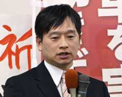 新潟県上越市長選での落選が決まり、支持者らを前に敗戦の弁を述べる現職の中川幹太氏＝26日午後、新潟県上越市
