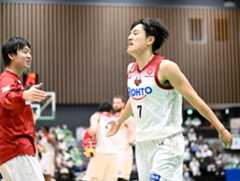 【第13節第1試合・バンビシャス奈良―横浜エクセレンス】第4Q、逆転3点シュートを決めたバンビシャス奈良の古牧=12日、神奈川県の横浜武道館©B.LEAGUE