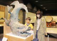 岡城にあったとされるしゃちほこを見る来館者＝竹田市竹田の市歴史文化館