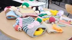 筒状の中に握る筒が入った認知症マフ＝臼杵市野津町野津市