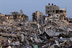 がれきと崩壊した建物＝8日、ガザ南部ラファ（ロイター＝共同）