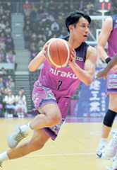 【福島―青森】第2Q、敵陣に攻め込む福島の渡辺=宝来屋ボンズアリーナ