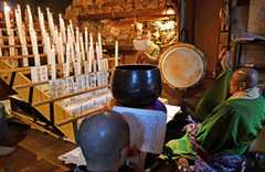 祈りがこもったろうそくを前に新年の幸福を願ったさんげさんげ＝鮭川村・庭月観音