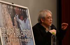 パレスチナとイスラエルでの取材について語る川上さん＝佐世保市、シネマボックス太陽