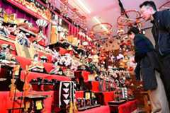 華やかな段飾りやつるしびなで彩られた会場＝１５日、三朝町三朝の三朝温泉ほっとプラ座