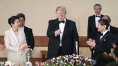 2019年5月、宮中晩さん会で乾杯を終え、笑顔を見せるトランプ米大統領と拍手を送られる天皇、皇后両陛下＝宮殿・豊明殿