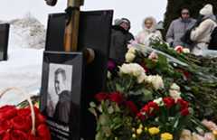 命日に当たる16日に多くの花が手向けられたナワリヌイ氏の墓＝モスクワ（共同）