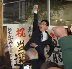 静岡県伊東市長選で当選を決め、支持者らと拳を突き上げる杉本憲也氏＝14日深夜、伊東市