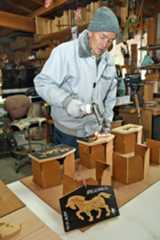 板の表面をバーナーで焼いていく長内さん