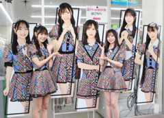 セントポルタ中央町にある大分中央町一丁目店でラッピングされた店舗をアピールする県出身の猪原絆愛（左）と栗山梨奈＝大分市