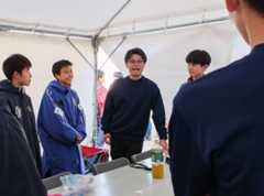 レース後に選手をねぎらう成瀬中の南監督(左から3人目)=14日、滋賀県の希望が丘文化公園