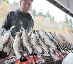 炭火でじっくりと焼いたイワナが振る舞われた「いわな祭り」