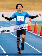 トップでゴールする男子・北大輝=14日、奈良市法蓮佐保山4のロートフィールド奈良