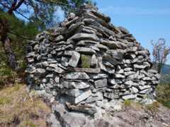 全国的にも珍しい馬蹄形の石積み遺構＝中津市耶馬渓町川原口の長岩城跡（中津市教委提供）