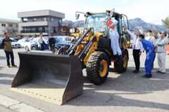 操作方法などの説明を受ける除雪オペレーターら=津南町下船渡