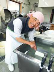 5年ぶりに営業を再開し、豆腐作りに励む店主の小林栄喜さん＝12日午後、幸手市中の小林豆腐店