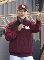 ファン感謝祭に参加し、ステージで話す楽天・則本=22日、楽天モバイルパーク宮城