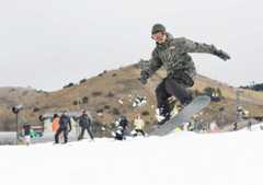 初滑りを楽しむ来場者たち＝１２日、九重町湯坪のくじゅうスキー場