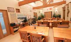 食事会場は天井が高く、開放的な空間