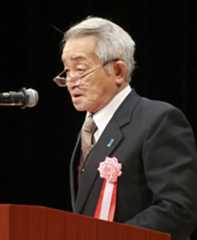 講演する地村保志さん＝14日午後、福井市