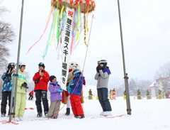 スキー場開きでくす玉を割る地元児童ら＝山形市・蔵王温泉スキー場上の台ゲレンデ