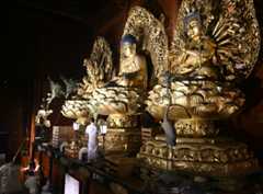 三仏堂で行われたすす払い供養=14日午前、日光市山内