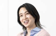 インタビューに答えるカルマ