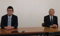 記者会見に応じた比田勝市長(右)と九州防衛局の中辻企画部長=対馬市役所