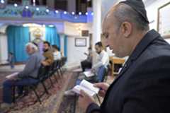 シナゴーグで祈りをささげるユダヤ人＝2025年10月、イラン・イスファハン（共同）