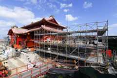 首里城正殿の右側に足場を組み、施工中の南之廊下=15日、那覇市の首里城公園(ジャン松元撮影)