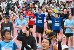 長い道のりを越え、笑顔でゴールする龍馬マラソン２０２６のランナーたち（高知市のGIKENスタジアム＝新田祐也撮影）