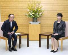 会談に臨む高市首相（右）と日銀の植田総裁＝16日午後、首相官邸
