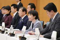 政府の男女共同参画会議であいさつする高市首相（右から2人目）＝12日午後、首相官邸