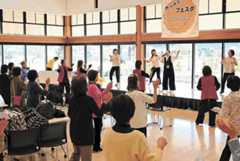 シニアの参加者を巻き込んでダンスを踊ったステージイベント