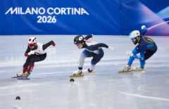 男子500メートル予選　滑走する宮田将吾（中央）＝ミラノ（共同）