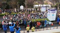 一斉にスタートするランナーたち=14日、奈良市法蓮佐保山4