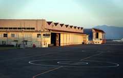 建て替えが決まった格納庫=11月14日、鹿屋市の海上自衛隊鹿屋航空基地