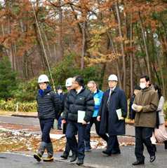 庄内海岸林の松くい虫被害を視察する鈴木憲和農相（左）＝酒田市浜中