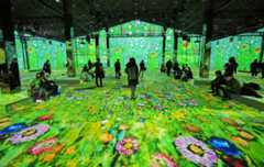 光と音で幻想的な空間が演出されている「ザ・ムービアム ヨコハマ」=15日、山下ふ頭