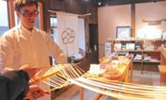 時間をかけてうどんをのばしていく作業を実演してくれる太田充昭さん