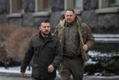 ウクライナのゼレンスキー大統領（左）とイエルマーク大統領府長官＝2024年1月、キーウ（ロイター＝共同）