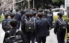 2024年度の熊本県公立高入試後期(一般)選抜が終わり、試験会場を後にする受験生=今年3月、熊本市中央区の熊本工業高(岩崎皓太)