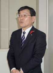 議会閉会後、取材に応じる北海道鶴居村の大石正行村長=11日