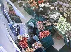 車が突っ込む様子を捉えた店の防犯カメラ映像＝１５日、鹿児島市谷山中央５丁目