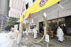 長さ約4メートルのほうきを使って拝殿のほこりを落としていく神職＝13日午前、青森市の善知鳥神社