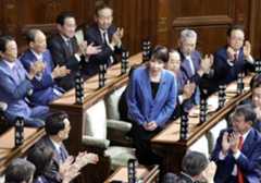 衆院本会議で第104代首相に指名され、起立する自民党の高市早苗総裁。憲政史上初となる女性首相が誕生した＝10月