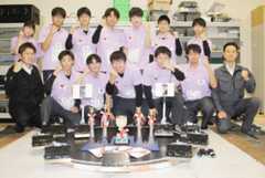 全日本ロボット相撲大会で表彰台を独占した佐伯豊南高メンバー＝佐伯市鶴望