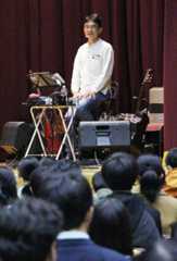 ムハンマド・マンスールさんとの思い出などを語る桑山紀彦さん＝阿賀町津川